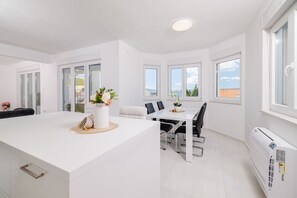 Dining - Unique apartment just 650 metres from the sandy beach with sea views (Selce)