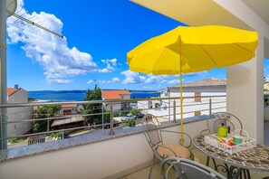 Outdoor dining - Unique apartment just 650 metres from the sandy beach with sea views (Selce)