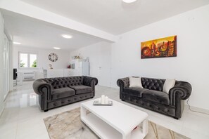 Living area - Unique apartment just 650 metres from the sandy beach with sea views (Selce)