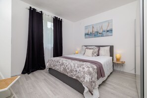 Desk, free WiFi, bed sheets - Unique apartment just 650 metres from the sandy beach with sea views (Selce)