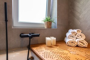 Dusch, hårtork och handdukar