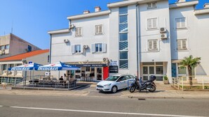 A building with a cafe bar and a gift shop. - Tranquil studio apartment in a dream location just 250 metres from the sandy beach (Crikvenica)