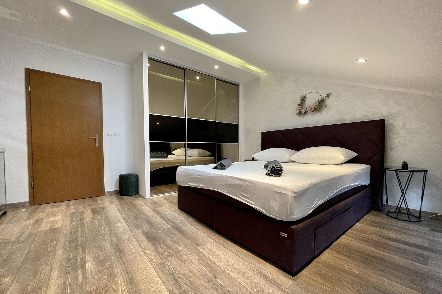 Skrivebord, wi-fi (inkludert) og sengetøy