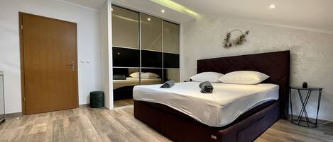 Skrivebord, wi-fi (inkludert) og sengetøy