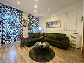 Living area - Modern holiday home in the old town, only 180 metres from the beach, with parking, barbecue and air conditioning. (Crikvenica)