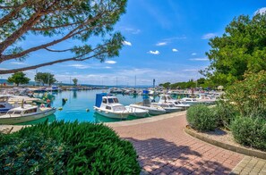 Marina - Modern holiday home in the old town, only 180 metres from the beach, with parking, barbecue and air conditioning. (Crikvenica)