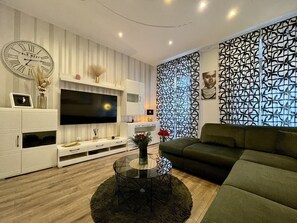 Living area - Modern holiday home in the old town, only 180 metres from the beach, with parking, barbecue and air conditioning. (Crikvenica)