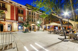 Outdoor dining - Modern holiday home in the old town, only 180 metres from the beach, with parking, barbecue and air conditioning. (Crikvenica)