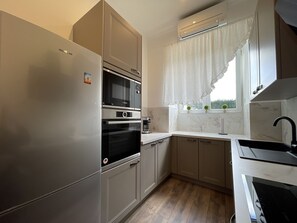 Coffee/tea maker, fridge, microwave, stovetop - Modern holiday home in the old town, only 180 metres from the beach, with parking, barbecue and air conditioning. (Crikvenica)