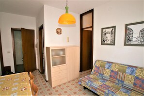 Living room - Apartment With Pool Access and Balcony (Jesolo)