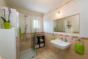 Shower, hair dryer, towels - Beautiful finca with private pool, garage, playground, gas barbecue, stone barbecue, WiFi (Grižane)