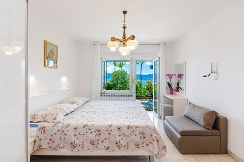 Light-filled apartment just 500 metres from the beach with a fantastic terrace