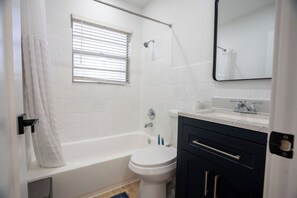 Hair dryer, towels, soap, toilet paper - 3 Miles to Atlantic Ave - Dolphin Point (Delray Beach)