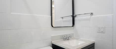 SĂšche-cheveux, serviettes fournies, savon, papier toilette
