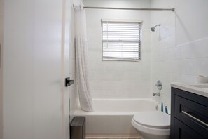 Hair dryer, towels, soap, toilet paper - 3 Miles to Atlantic Ave - Dolphin Point (Delray Beach)