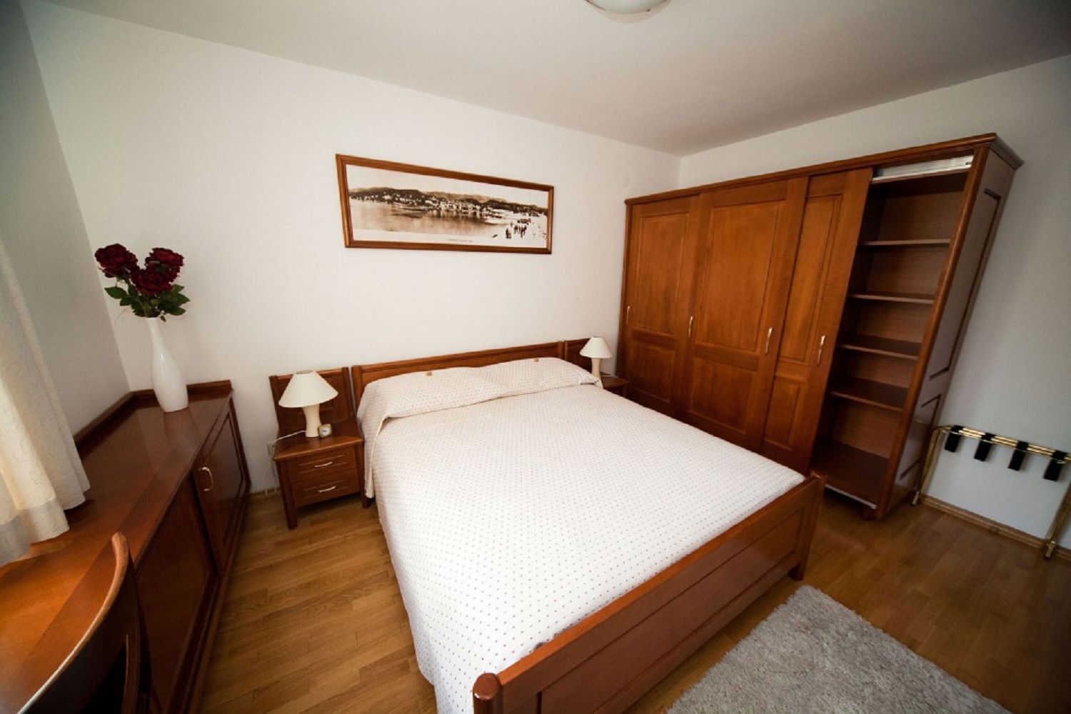 Skrivebord, wi-fi (inkludert) og sengetøy