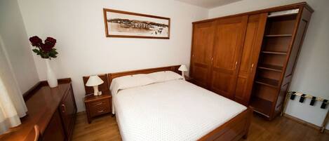 Skrivebord, wi-fi (inkludert) og sengetøy