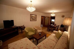 Living area - Rustic apartment just 80 metres from the beach with sea view, washing machine, air conditioning (Crikvenica)