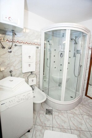 Shower, towels - Charming apartment just 80 metres from the beach with a romantic balcony (Crikvenica)