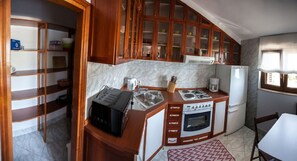 Fridge, microwave, stovetop, dishwasher - Charming apartment just 80 metres from the beach with a romantic balcony (Crikvenica)
