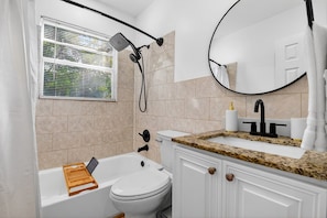 Hair dryer, towels, soap, toilet paper - 3 Miles to Atlantic Ave - Turtle Lane (Delray Beach)