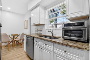 Private kitchen - 3 Miles to Atlantic Ave - Turtle Lane (Delray Beach)