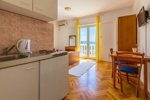 Kühlschrank, Herdplatte, Wasserkocher mit Kaffee-/Teezubehör