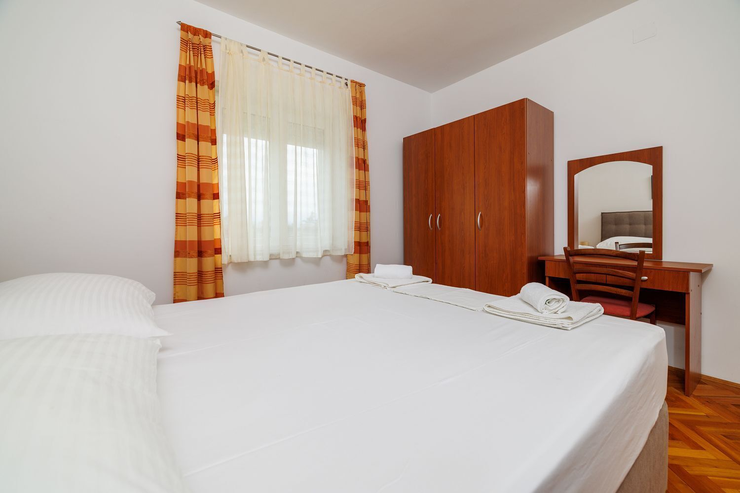 办公桌、免费 WiFi、床单