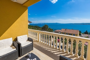 Terrace/patio - Bright apartment just 300 metres from the beach with stunning sea views and a children's swing (Crikvenica)
