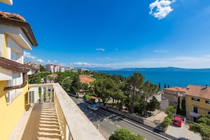 Property grounds - Bright apartment just 300 metres from the beach with stunning sea views and a children's swing (Crikvenica)