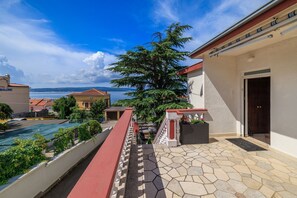 Property grounds - Dog-friendly apartment just 130 metres from the beach with 3 parking spaces, 4 air conditioners, WiFi (Dramalj)
