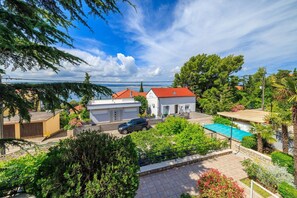 Exterior - Dog-friendly apartment just 130 metres from the beach with 3 parking spaces, 4 air conditioners, WiFi (Dramalj)