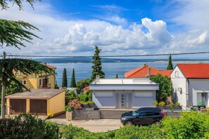 Exterior - Dog-friendly apartment just 130 metres from the beach with 3 parking spaces, 4 air conditioners, WiFi (Dramalj)