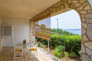 Outdoor dining - Dog-friendly apartment just 120 metres from the beach with sea views and parking space (Dramalj)