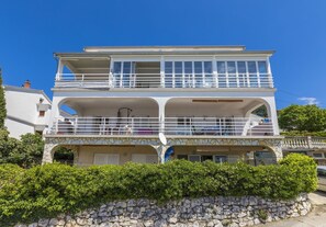 Exterior - Dog-friendly apartment just 120 metres from the beach with sea views and parking space (Dramalj)