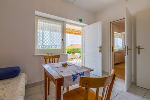 Dining - Dog-friendly apartment just 120 metres from the beach with sea views and parking space (Dramalj)
