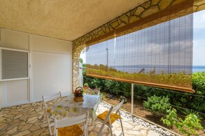 Outdoor dining - Dog-friendly apartment just 120 metres from the beach with sea views and parking space (Dramalj)
