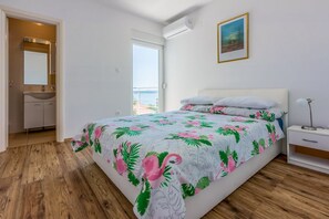 Escritorio, wifi gratis y ropa de cama 