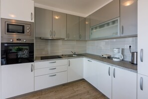 Kühlschrank, Mikrowelle, Herdplatte, Geschirrspüler