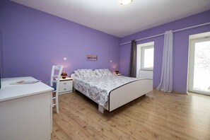 Escritorio, wifi gratis y ropa de cama 