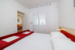 Desk, free WiFi, bed sheets - Picturesque apartment with stunning sea views, barbecue area, garden, washing machine (Novi Vinodolski)