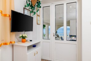 Interior - Picturesque apartment with stunning sea views, barbecue area, garden, washing machine (Novi Vinodolski)