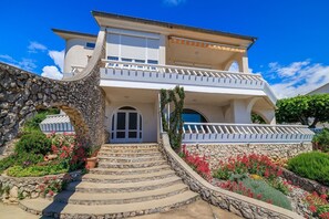 Exterior - Picturesque apartment with stunning sea views, barbecue area, garden, washing machine (Novi Vinodolski)