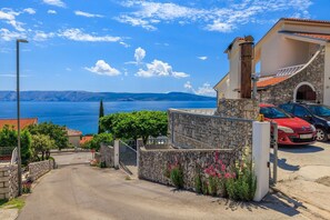 Property grounds - Picturesque apartment with stunning sea views, barbecue area, garden, washing machine (Novi Vinodolski)