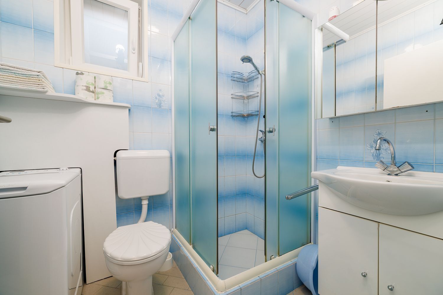 Ein modernes Badezimmer mit einer Duschkabine, einer Toilette und einem Waschbecken.