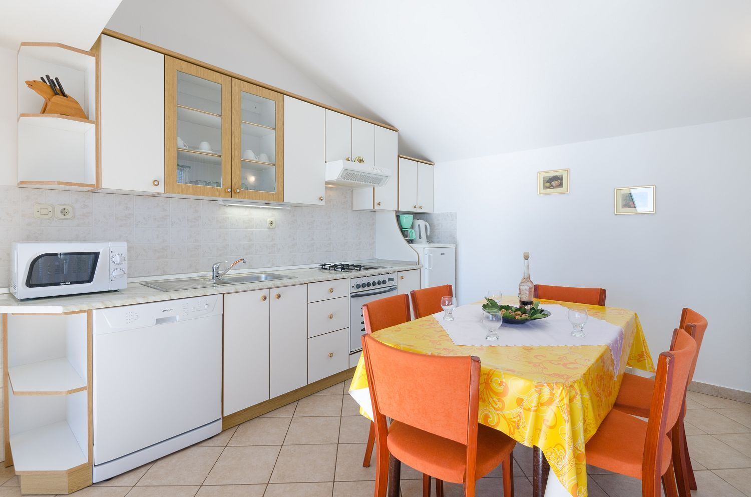 Kjøleskap, kokeplater, oppvaskmaskin og kaffetrakter/tekoker