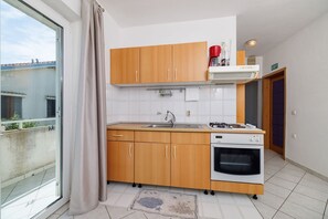Kühlschrank, Herdplatte, Wasserkocher mit Kaffee-/Teezubehör