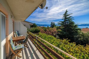 Outdoor dining - Idyllic apartment just 300 metres from the beach with sea views, garden, barbecue and parking space (Novi Vinodolski)