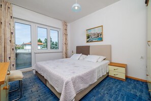 Desk, free WiFi, bed sheets - Idyllic apartment just 300 metres from the beach with sea views, garden, barbecue and parking space (Novi Vinodolski)