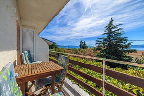 Outdoor dining - Idyllic apartment just 300 metres from the beach with sea views, garden, barbecue and parking space (Novi Vinodolski)